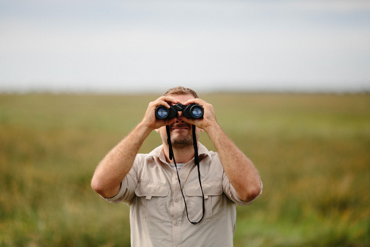 Beobachter mit Fernglas, (c) StockSnap/Pixabay