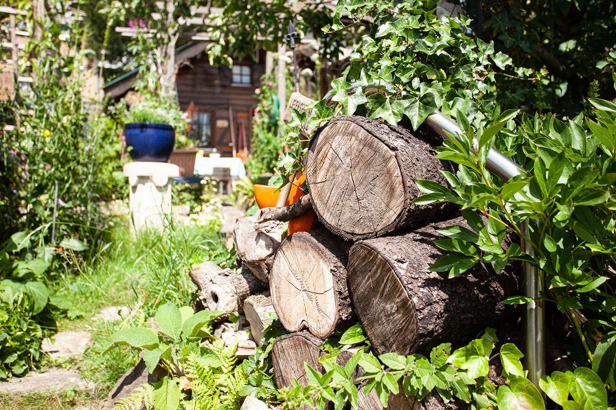 Totholzstapel sind ein wertvoller Kleinlebensraum im Garten, (c) Stefanie Biel/NaturGarten e.V.