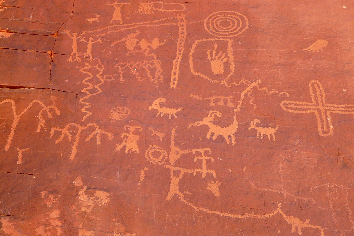 Die Felszeichnungen auf dem Atlatl Rock im Valley of Fire (USA) sind ein Jahrtausende altes Beispiel dafür, dass Menschen sehr genau die Natur beobachtet und anschließend Nature Journaling betrieben haben. (c) LoggaWiggler/Pixabay