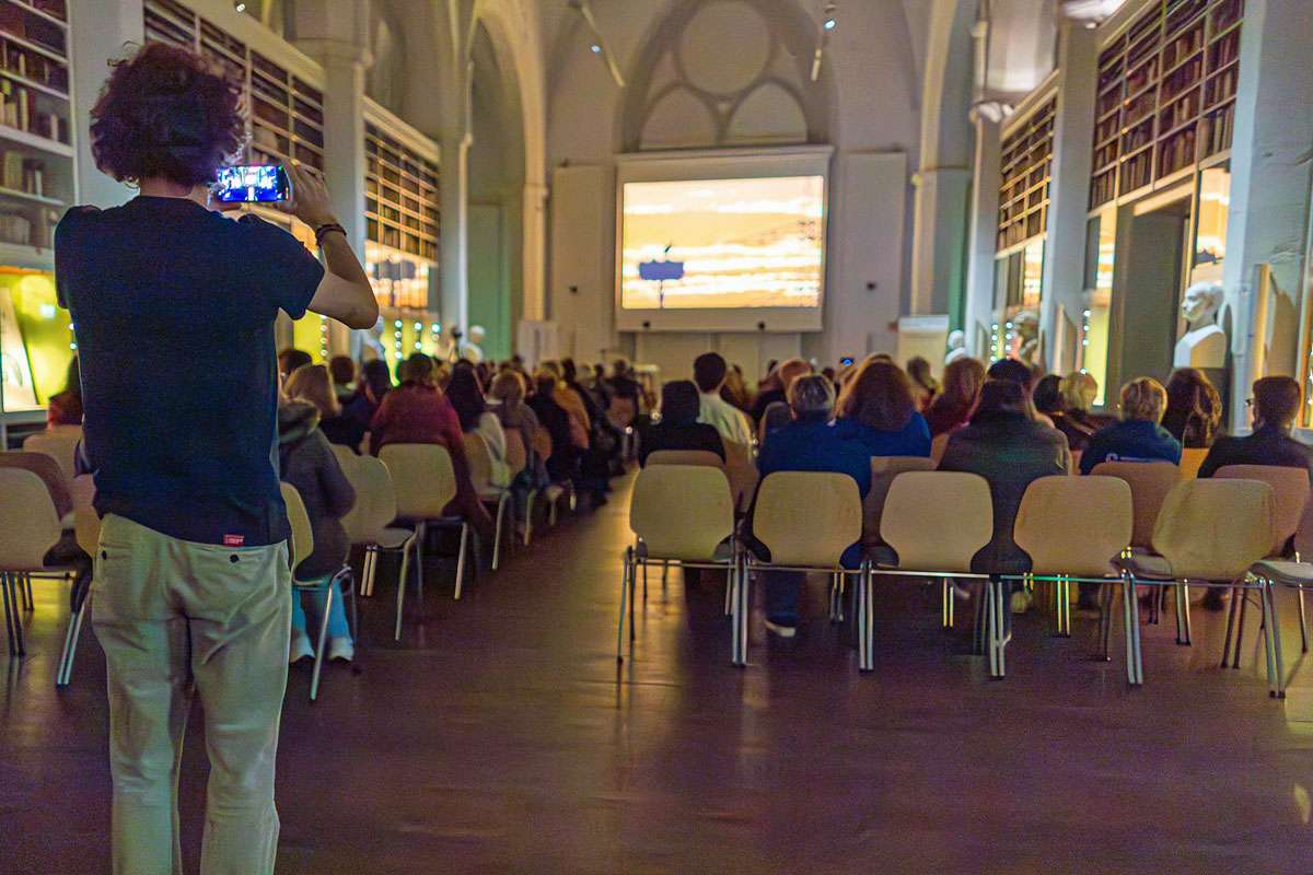 Am Eröffnungsabend des NABU|naturgucker-Kongresses 2024 in Göttingen, (c) Arthur Ulmann